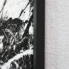 Nahaufnahme der Rahmenkante des schwarzen Schattenfugenrahmens aus Holz am Gemälde „Neubeginn Nr. 5"