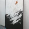 Perspektivische Seitenansicht des großformatigen gerahmten Gemäldes „Neubeginn Nr. 5" im Atelier